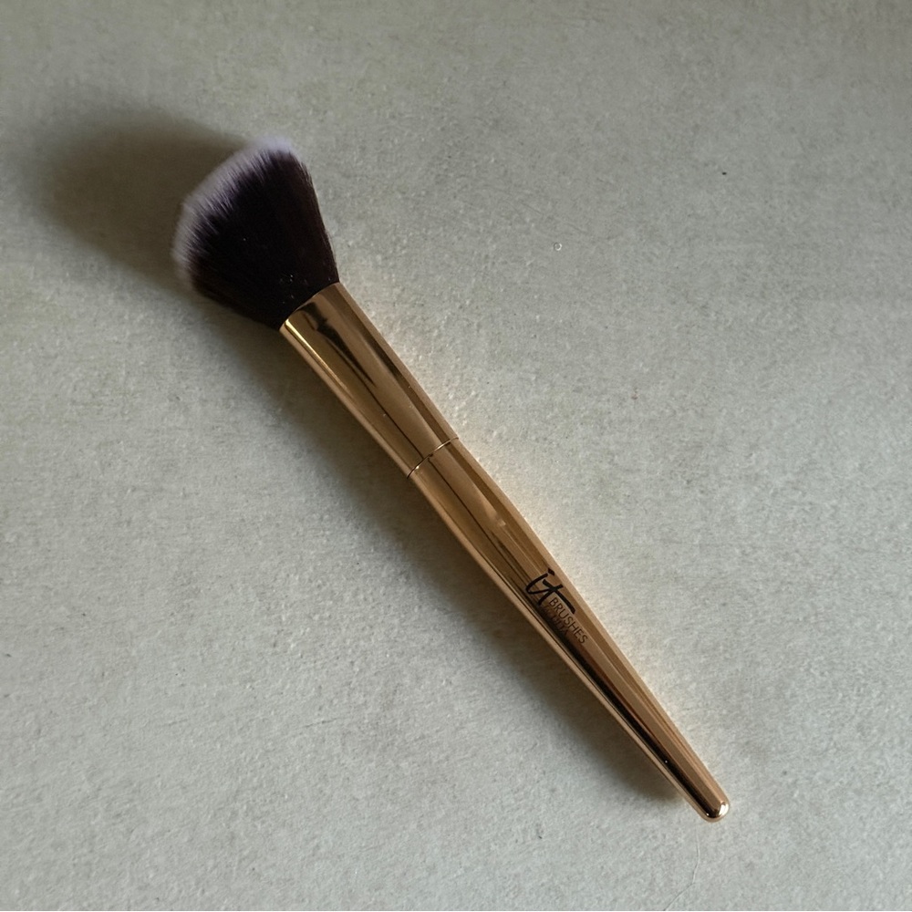 IT BRUSHES Contour Brush – Gold Handle